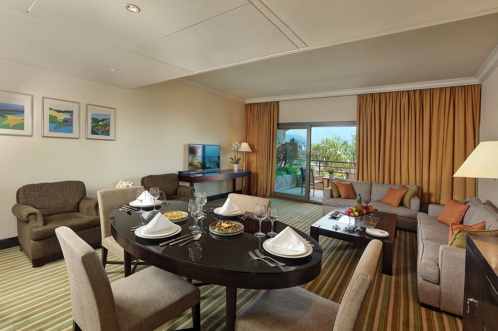 家庭套房， 多张床