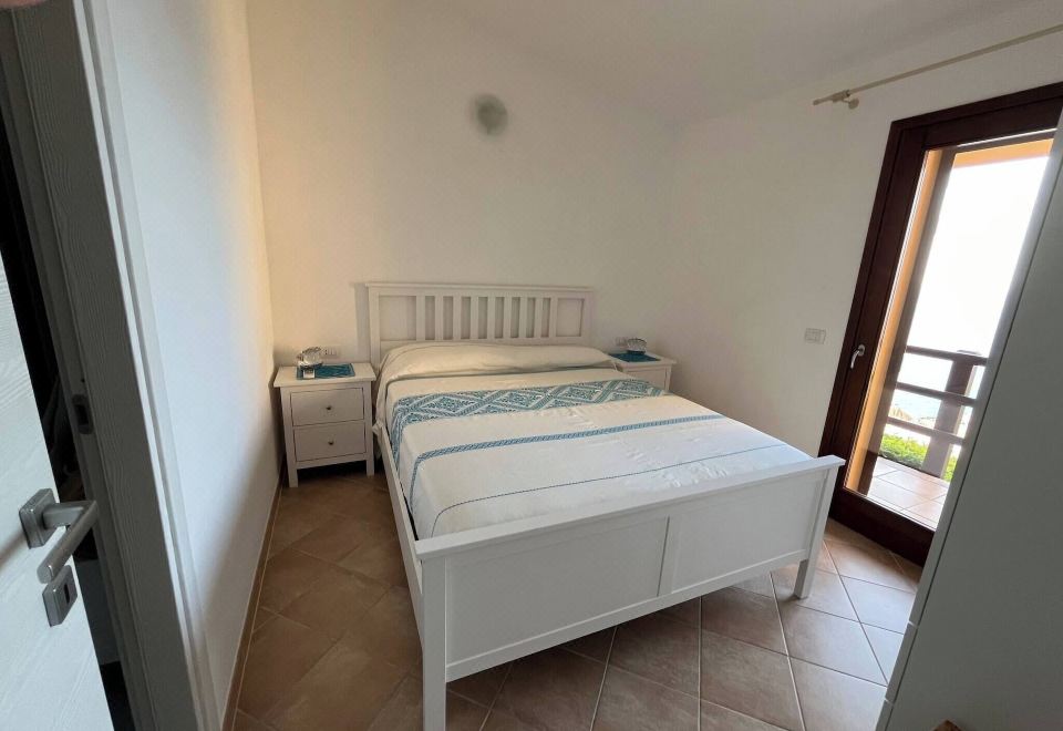 带阳台和花园景观的两卧室别墅