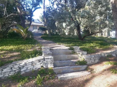 The feeling of an Island apart, surrounded by water! Convenient location. Hôtels à : 