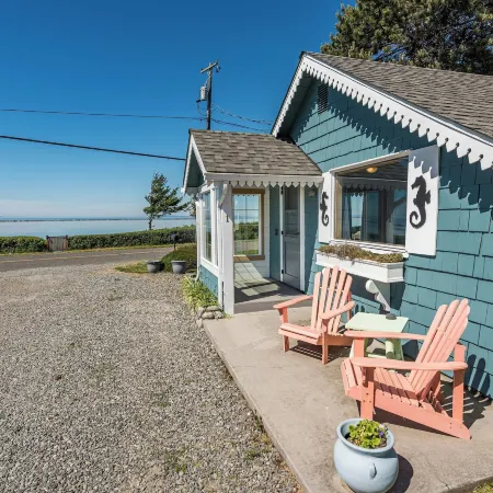 Juan de Fuca Waterfront Hotel & Cottages Отели в г. Секим