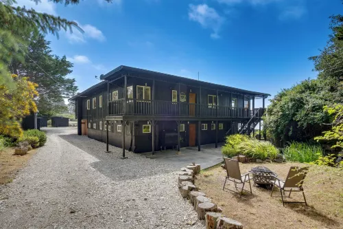 Waterfront Coos Bay Retreat w/ Kayaks!