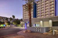 Holiday Inn Express & Suites Phoenix - Midtown by IHG