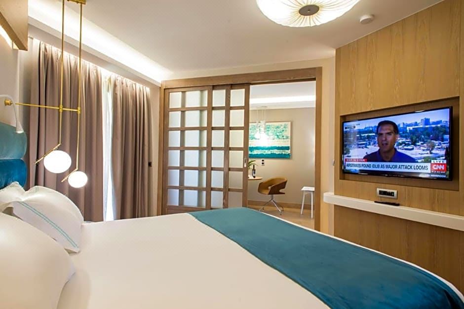 豪华套房，泳池或海景