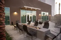 Courtyard Mesa at Wrigleyville West