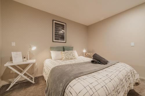 Hot Tub Under the City Lights Holiday Home