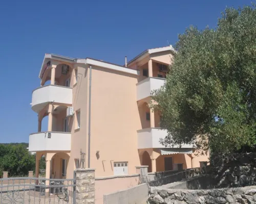 Apartments Vala Hotels in Vinisce