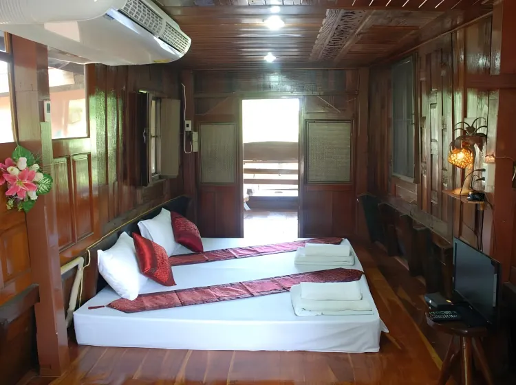 Eiam Jun Boat