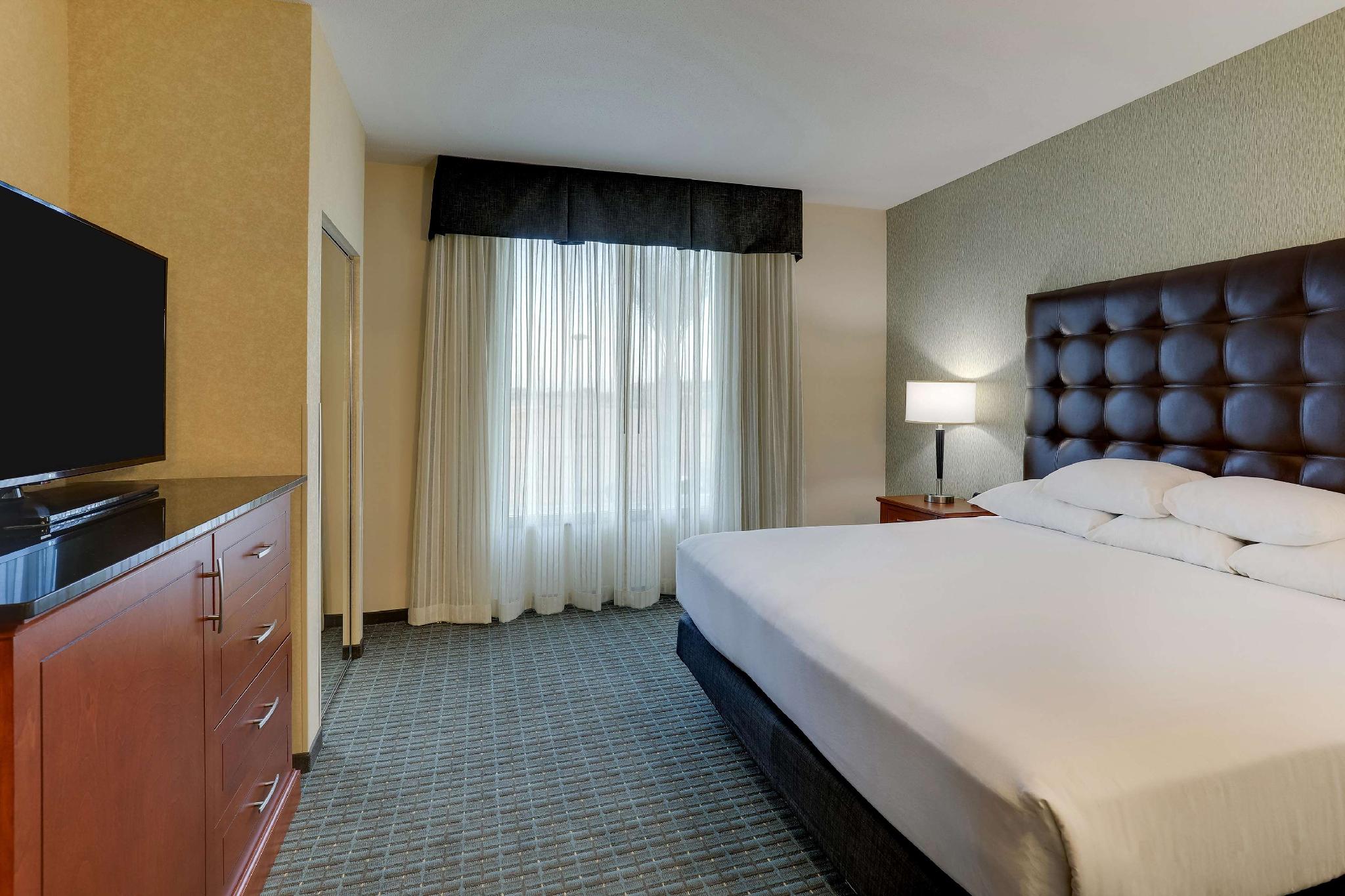 带会议室桌子的特大床会议套房，2间房-适合听力障碍人士，无障碍淋浴