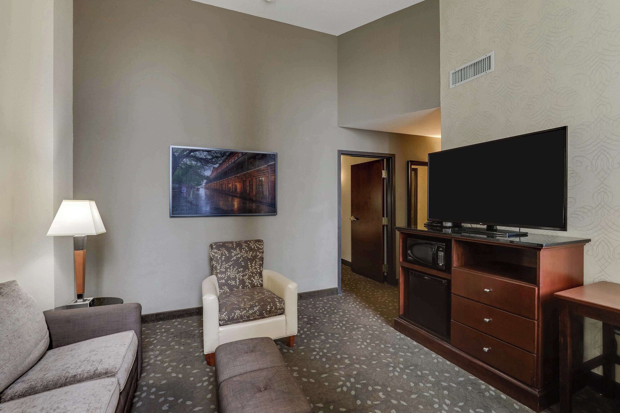 套房， 1 张特大床和 1 张梳化床， 冰箱和微波炉 （2 Rooms Upper Floor）