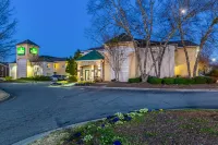 HomeTowne Studios by Red Roof Atlanta – Peachtree Corners