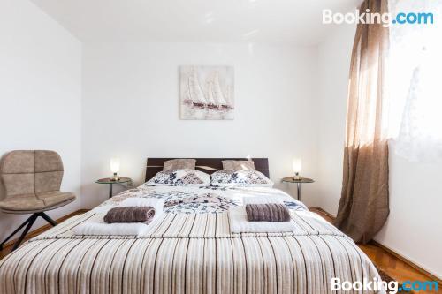 带阳台的两卧室公寓