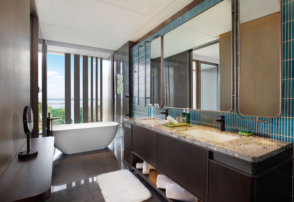 豪华大床湖景房