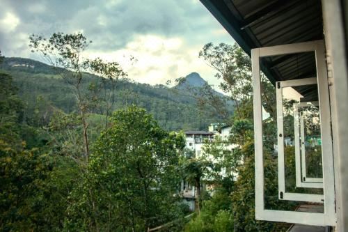 带山景的双人间