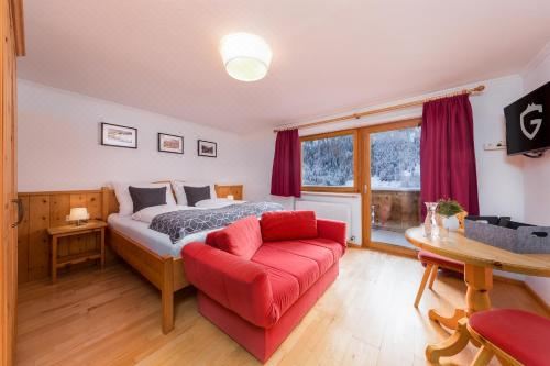 带山景的双人间