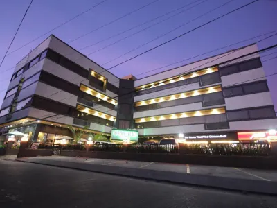 Holiday Plaza Hotel Hotele w: 