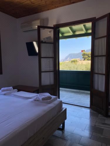 带阳台和海景的豪华双人房