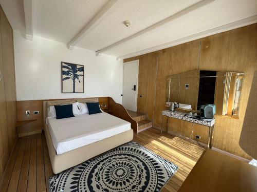 带阳台和海景的豪华双人房