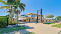 Emerald Central Palms Motel Hotele w: 