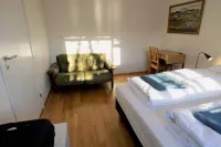 Four double beds down-town main street. Hotel a 