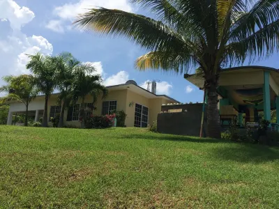 Free Airport pick-up. private villa with amazing ocean veiw, pool, and maid. Hôtels à : 