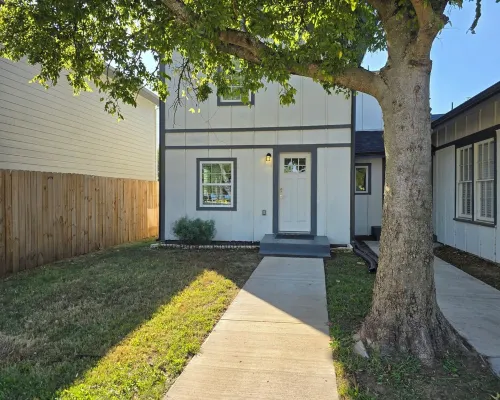 Bluebonnet Cottage Duplex in Downtown Denison--Perfect Blend of Charm & Comfort โรงแรมในเดนิสัน