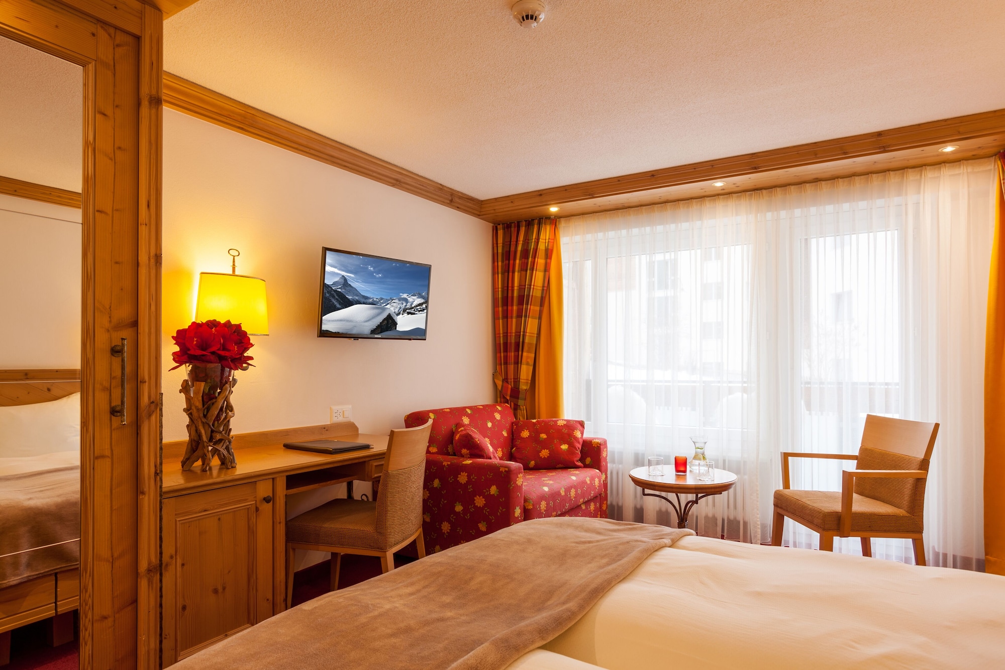 带有阳台的山景高级双人间