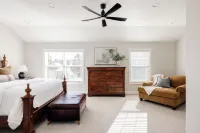 Nest out west in this professionally designed 2 BD/3 BA townhome. Sleeps 6.
