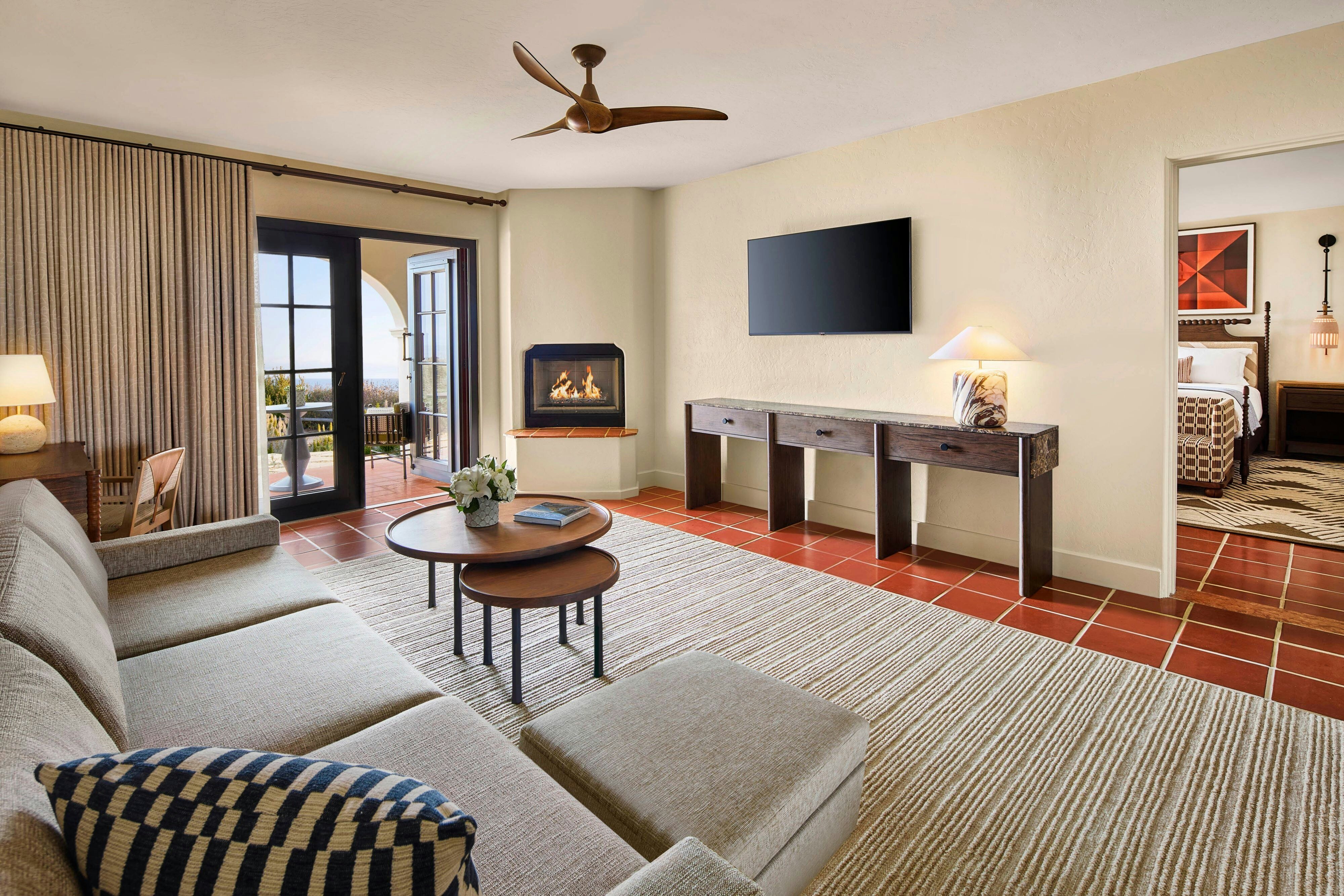 炉边一卧室豪华套房 - 1特大床，部分海景