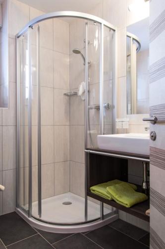 带露台的三卧室公寓