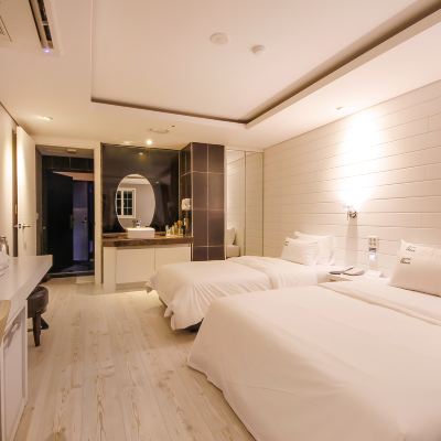 스탠다드 트윈룸 (퀸 및 싱글 침대) 호텔드어반 쿠폰