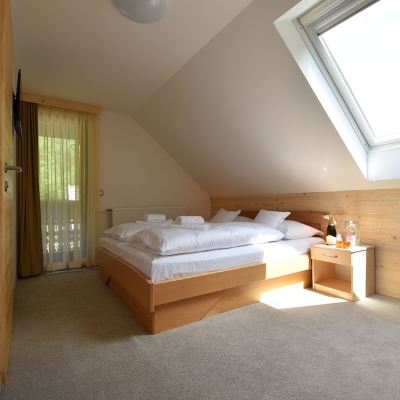 Junior Suite, 1 King Bed, Balcony, Partial Lake View