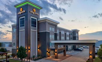 La Quinta Inn & Suites by Wyndham Denton - University Drive