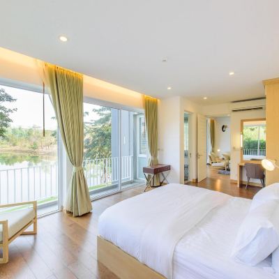 Deluxe One-Bedroom Suite with Lake View