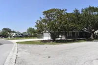 Cozy Private Stay. Near Ami Beaches & Img Academy. Boats and Jetskies Driveway.