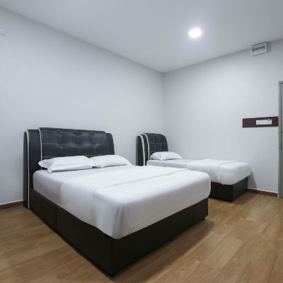 Bilik Deluxe Bertiga Kupon OYO 89859 PP Traveller's Hotel