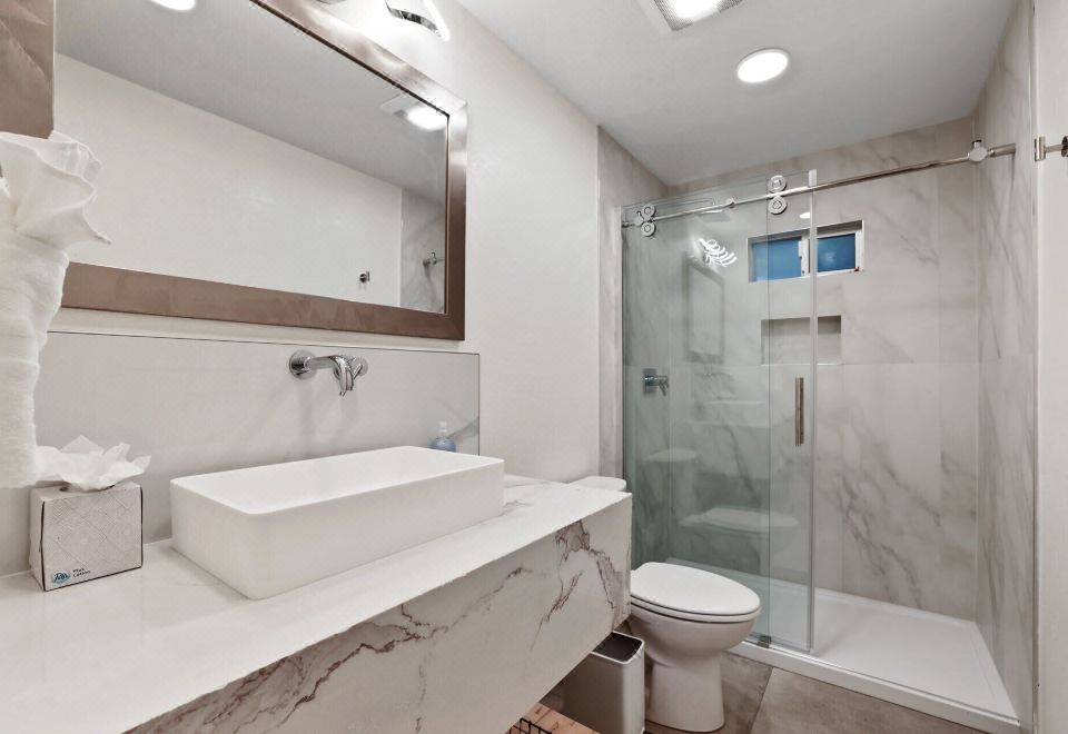 小屋，多张床，带热水浴缸，山脉景观（南方松林）