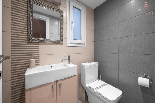 带阳台和海景的两卧室公寓