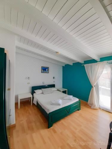 带阳台和海景的两卧室公寓