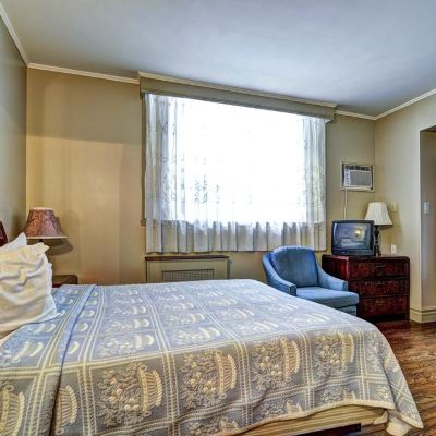 Classic Room, 1 King Bed, Non Smoking, Private Bathroom