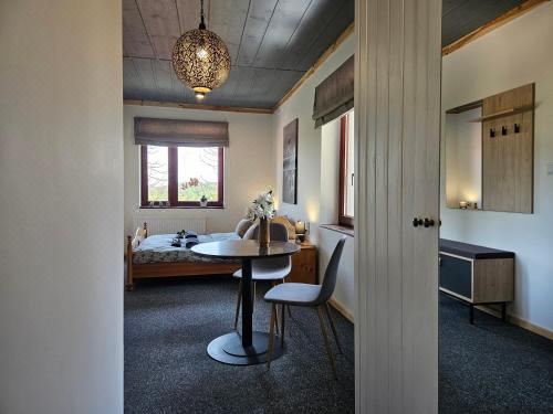 带山景的双人间