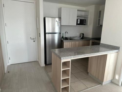 带阳台和海景的两卧室公寓