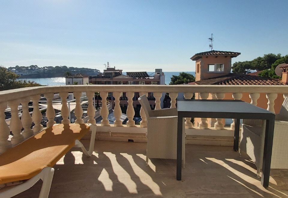 带泳池景观的舒适双床房（无电梯）