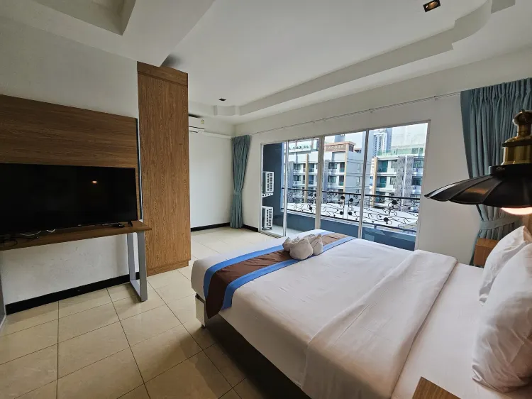 ห้องเตียงใหญ่ พร้อมระเบียง