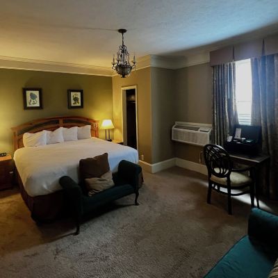 Deluxe King Suite The Smith House Promo Code
