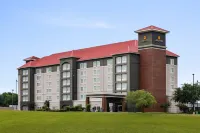 La Quinta Inn & Suites by Wyndham Arlington North 6 Flags Dr