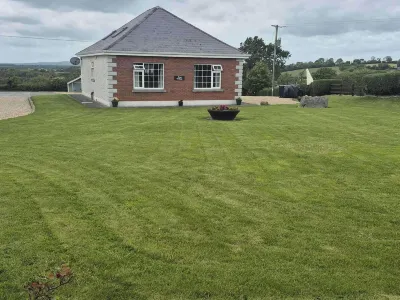 Tranquil Cottage Retreat in Kells, Leitrim Hotel di 