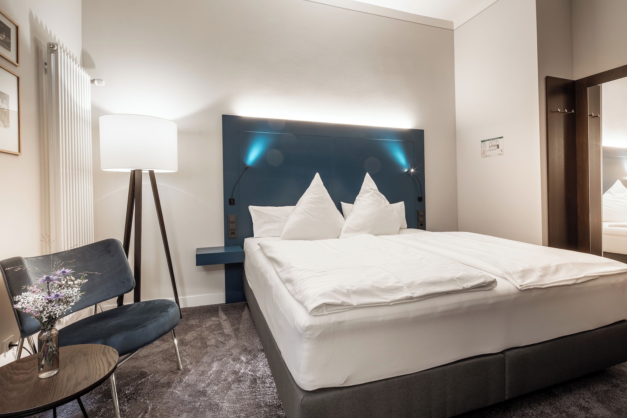 Villa Rein Boutiquehotel高级双人房， 1 张特大床， 阳台， 山景