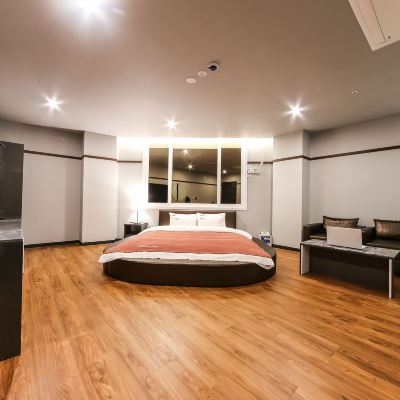 Suite (Large King Bed, Full Body Massage Chair) 더케이호텔 쿠폰