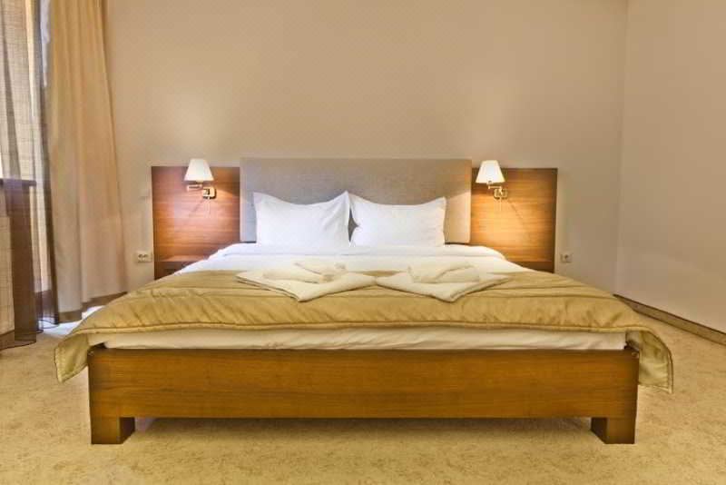 标准双人床婚房