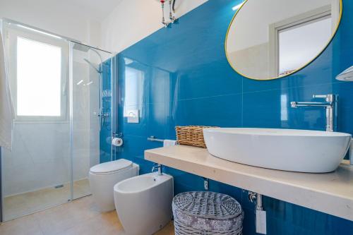 带按摩浴缸和海景的顶层公寓